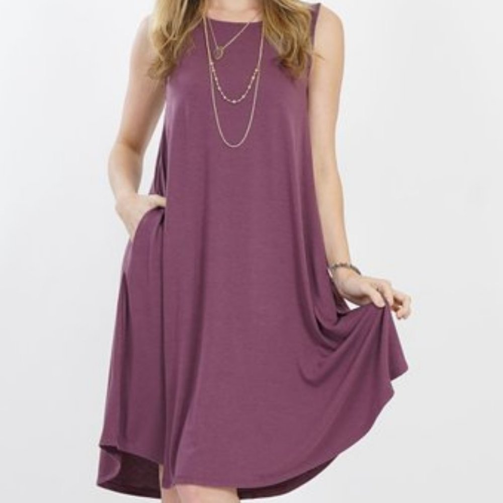 EUC Crewneck Sleeveless Curved-Hem Pocket Dress